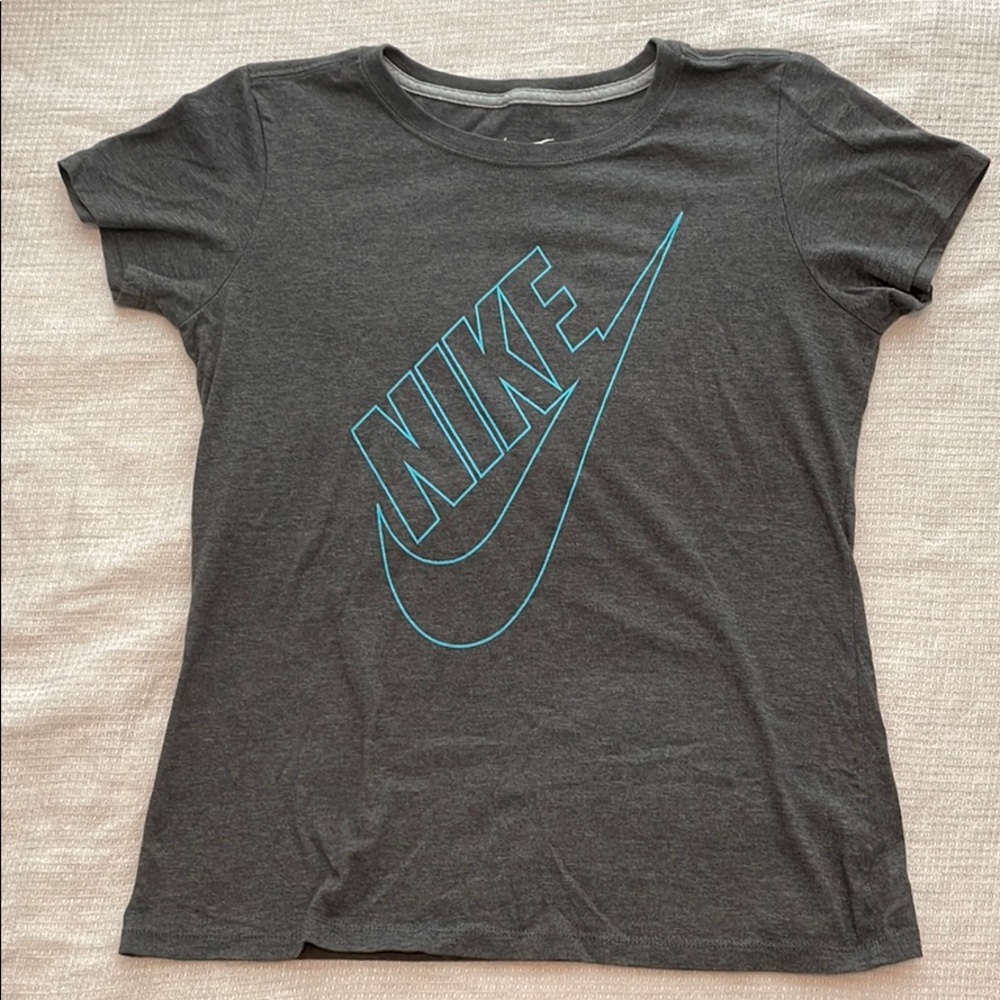 Women’s Nike Slim fit Tee Size M